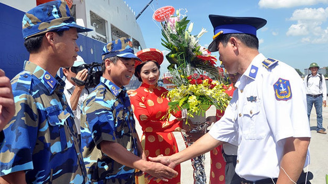 Lãnh đạo, chỉ huy Vùng Cảnh sát biển 3 đã ra cầu cảng, xuống tận tàu tặng hoa, chúc mừng cán bộ, chiến sỹ hai tàu hoàn thành nhiệm vụ trở về an toàn.